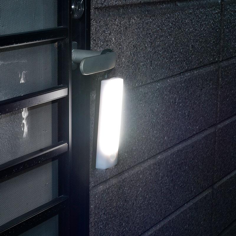 LEDセンサーライト(フック型/明暗+人感センサー/単4×4本使用/60lm/昼白色/防水性能IPX4/ブラック)_06-0145_LS-B60JF-4_OHM(オーム電機)