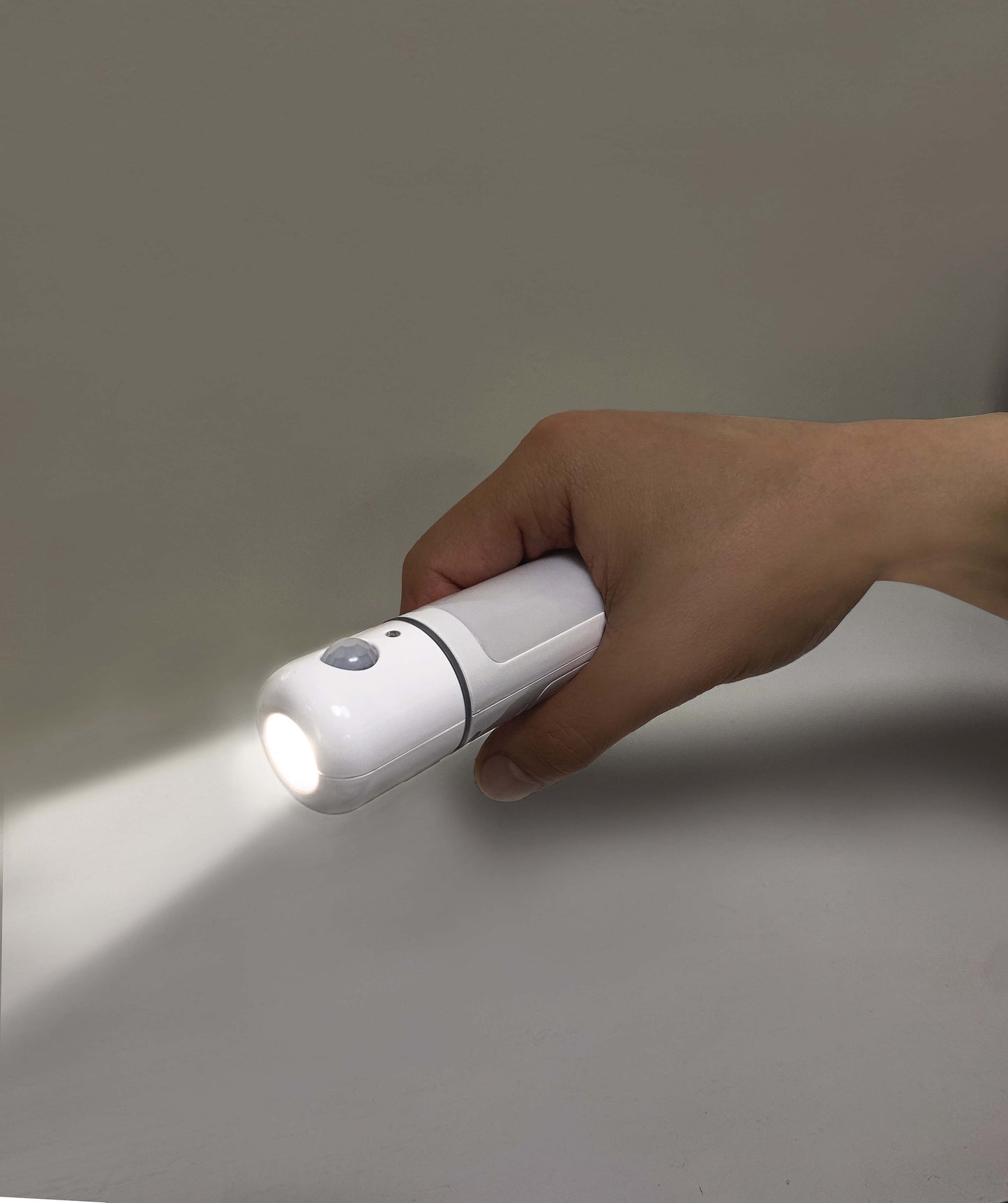 ふたとおりに使えるライト(LED人感センサー付ライト+LED懐中電灯)_PM-L259W_1000800_ELPA(エルパ・朝日電器)