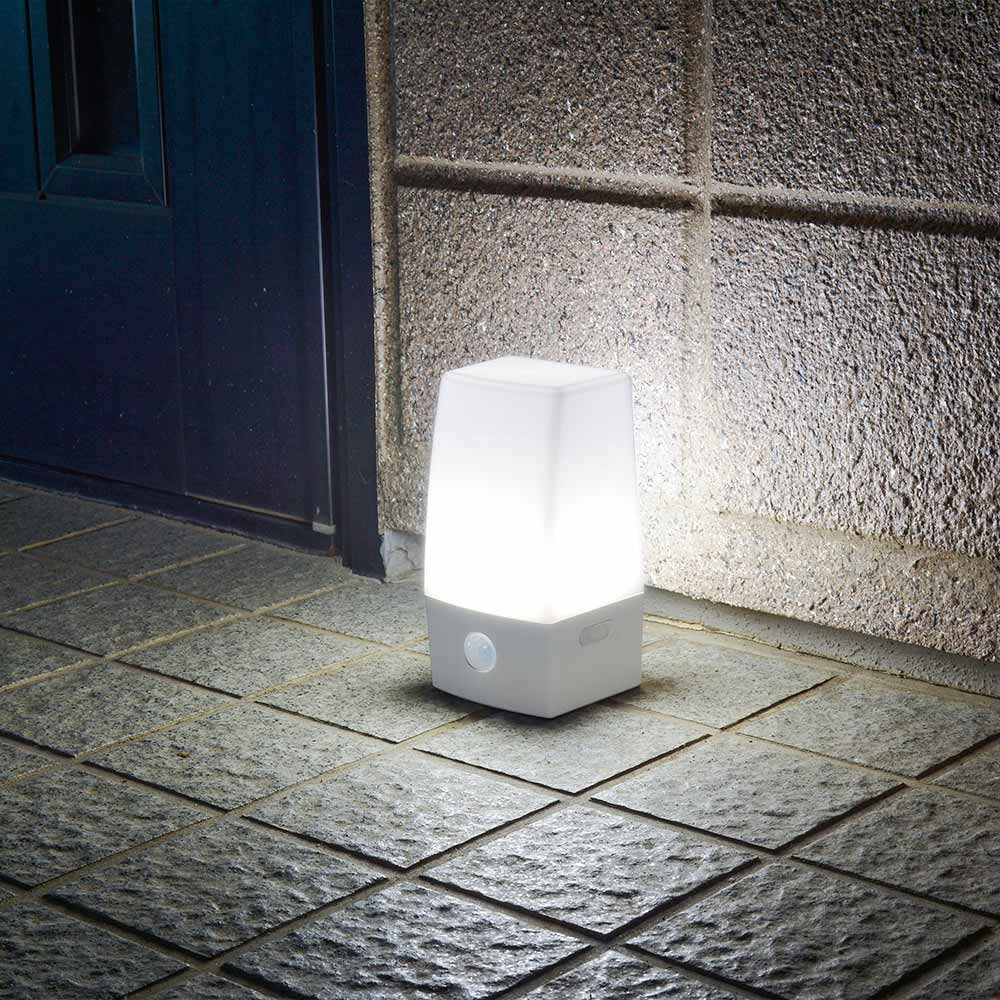 LEDナイトライト(明暗＋人感センサー/単3形×6本使用/昼白色/210 lm/IPX4防水)_06-0142_NIT-BLA6JSL-WN_OHM（オーム電機）