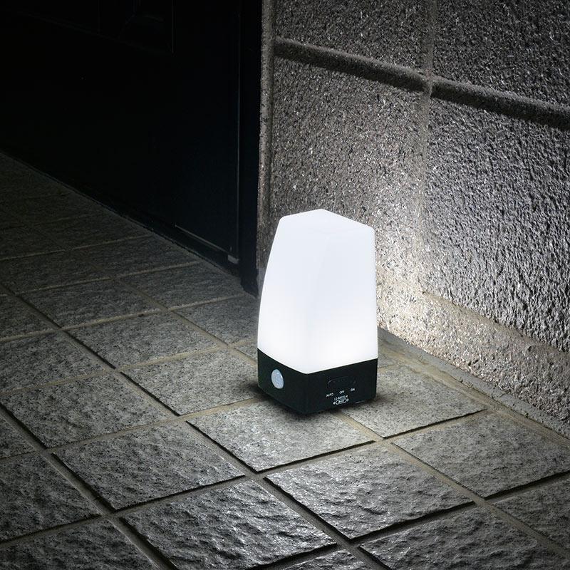 LEDセンサーライト（置き型/明暗+人感センサー/単4×4本使用/60lm/昼白色/防水性能IPX4/ブラック）_06-0144_LS-B60JS-4_OHM（オーム電機）