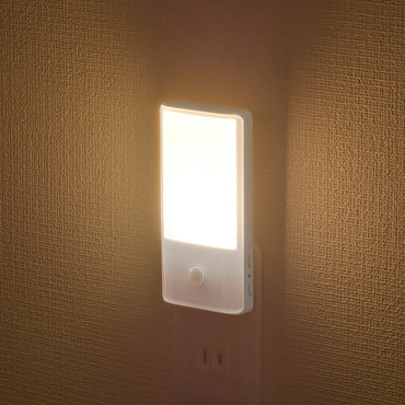 LEDナイトライト(明暗＋人感センサー/AC電源/0.8W/電球色/50 lm)_06-1721_NIT-ALA6JY-WL_OHM（オーム電機）