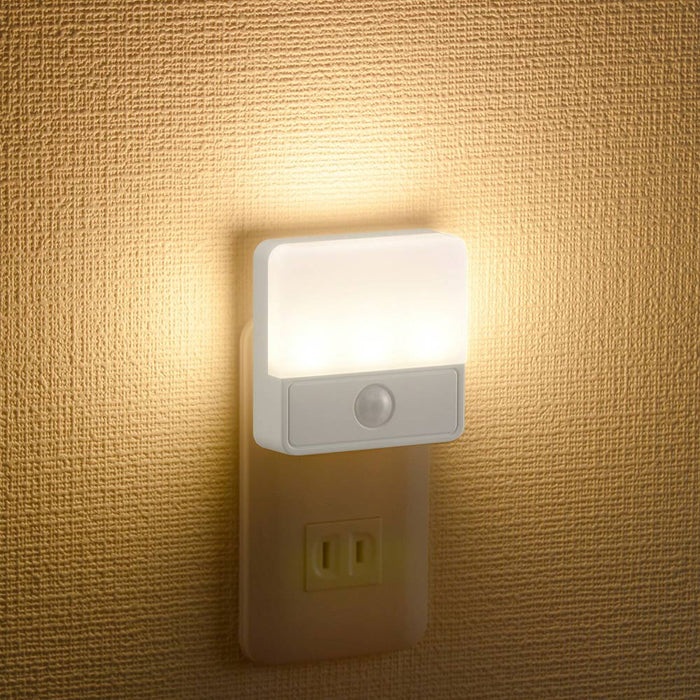 LEDナイトライト 薄型（明暗・人感センサー式/45 lm/電球色/ホワイト）_06-1725_NIT-ALA6JSQ-WL_OHM（オーム電機）